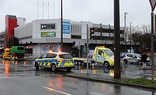 Auf der Herforder Bahnhofskreuzung sind am Sonntag gegen 16.30 Uhr ein Pkw und ein Kleintransporter kollidiert. - Frank-Michael Kiel-Steinkamp