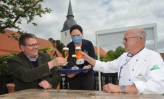 Aus dem Archiv: Nach dem Ende des ersten Lockdowns servierte Jennifer Weitzmann vom Leverner Hotel Meyer Pilz Stemwedes Bürgermeister Kai Abruszat und Rüdiger Meyer-Pilz ein Bier. - Archiv Joern Spreen-Ledebur