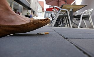 Achtlos eine Zigarettenkippe austreten: Wer dabei erwischt wird, der wird zur Kasse gebeten. Foto: Heike von Schulz - Heike von Schulz