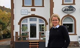 Anna-Lena Meurers Geschäft, "Lenas Laden", hat Platz im Klosterkrug gefunden und ist auch von der Straße aus per hölzernem Podest bestens erreichbar. - Madita Schellenberg