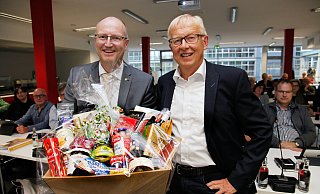 Verabschiedung: Bürgermeister Michael Esken (l.) überreicht Johannes Kettelhoit einen Präsentkorb. - Roland Thöring