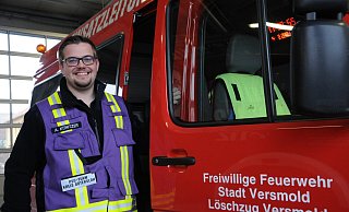 Wenn Oberbrandmeister Andre Könitzer das lilafarbene Leibchen überwirft, ist er als PSU-Kraft im Einsatz und wichtiger Ansprechpartner für seine Feuerwehrkameraden. - Tasja Klusmeyer