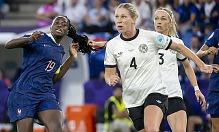 Nach ihrem Aussetzer gegen Griedge Mbock Bathy könnte die EM für Kathrin Hendrich (hinten rechts) beendet sein. - Georgios Kefalas/KEYSTONE/dpa