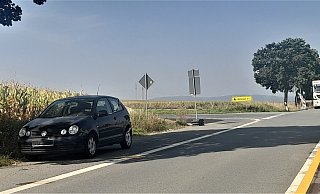 Der dunkle Polo an der Bundesstraße 7 bei Warburg ist mit weiß-rotem Flatterband umwickelt. Darauf steht „Polizei“. - Simone Flörke