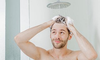Wärmetauscher in der Dusche nutzen warmes Abwasser, um Energie zu sparen. - Monique Wüstenhagen/dpa-tmn
