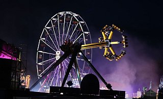 Die Kirmes auf dem Löhner Oktoberfest bei Nacht. Dort hat ein Hochzeitsgast im vergangenen Jahr randaliert und mehrere Menschen angepöbelt. - Susanne Barth