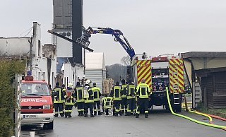 Mehrere Kräfte löschen derzeit die Reste. - Stefan Boscher