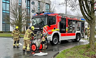 Einsatzkräfte der Feuerwehr Paderborn an der Brandstelle im Technologiepark. - Ralph Meyer