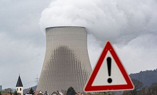Ein Warnschild vor dem Kernkraftwerk Isar 2. - Armin Weigel/dpa