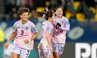 Die Japanerinnen Moeka Minami (l-r), Risa Shimizu und Fuka Nagano spielen bislang eine starke WM. - Alessandra Tarantino/AP/dpa