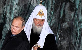 Der russische Patriarch Kyrill wirft ausländischen Kräften vor, sie wollten Menschen in der Ukraine «umerziehen» - um sie zu Feinden Russlands zu machen. (Archivbild aus dem Jahr 2017). - Foto: Alexander Nemenov/POOL AFP/AP/dpa