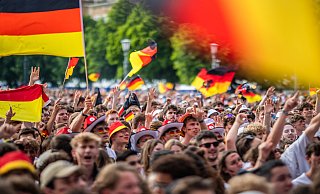 Zahlreiche Fußballfans werden der deutschen Frauen-Elf die Daumen drücken. Mit unserem Leitfaden können auch Sie dazu gehören -- selbst bei völliger Ahnungslosigkeit. - dpa
