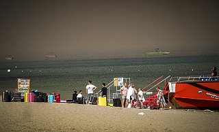 Während andere Touristen noch auf gepackten Koffern sitzen und auf ihre Evakuierung von der Insel Rhodos warten, hat es die Steinhagener Familie Stief bereits in Sicherheit geschafft. - dpa