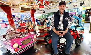 Johann Schneider ist mit seinem Kinderkarussell in Gütersloh jahrelang bei jedem Weihnachtsmarkt vertreten gewesen. An diesem Samstag, 17. Mai, feiert der in Münster lebende Schausteller seinen 100. Geburtstag. - Patrick Menzel