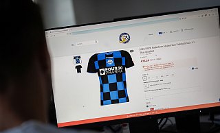 Auf einer Webseite werden diverse Trikots, darunter das des SC Paderborn, zu Spottpreisen angeboten. Der Verein stellte bereits klar: Das Angebot ist nicht echt. - Niklas Tüns