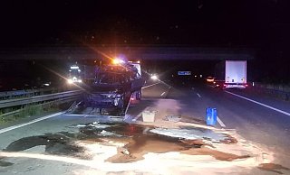 Auf rund 100 Metern und allen drei Fahrspuren lagen nach dem wuchtigen Aufprall Trümmer. - NW