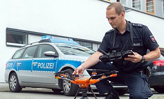 Ein Drohnenpilot der Polizei kontrolliert den Quadrocopter vor dem Start. Die Polizei in Nordrhein-Westfalen hat den Einsatz der Flugmittel umfassend getestet und will sie eher nicht für ordnungsbehördliche Kontrollen einsetzen. - picture alliance/dpa