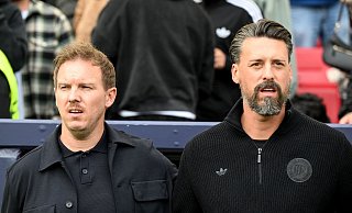Vorm 0:2 gegen Frankreich singen Bundestrainer Julian Nagelsmann (l) und sein Assistent Sandro Wagner letztmals zusammen am Spielfeldrand die Nationalhymne. - Federico Gambarini/dpa
