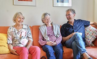 Sie entwickeln Ideen für ein geschütztes Älterwerden im Wohnprojekt, Heike Möhle (80), Gesa Warning (75) und Johannes Menge (74) leben seit Jahren im Lipizzanerweg. - Peter Unger