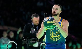 Sein neuer Vertrag beschert Stephen Curry fast 63 Millionen Dollar. - Darron Cummings/AP
