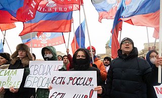 Pro-Kreml-Aktivisten und Studenten demonstrieren auf dem Palastplatz in St. Petersburg. - Foto: Ivan Petrov/AP/dpa