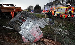 Der umgestürzte Kleinbagger an der A 33-Böschung. - FOTO: MARC KÖPPELMANN