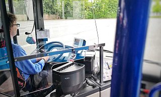 Um die Fahrerinnen und Fahrer vor einer Corona-Infektion zu schützen, sind die Busse mit Sicherheitsscheiben ausgestattet worden. - Padersprinter