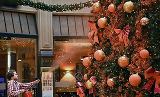 Ein Mitglied der Protestgruppe "Letzte Generation" besprüht einen Weihnachtsbaum in der Leipziger Mädler-Passage. - Patricia Bartos/dpa