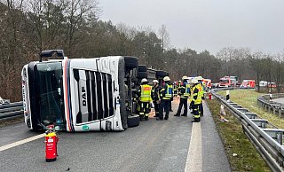 Aus dem auf der Seite liegenden Lkw flossen große Mengen Kraftstoff aus, die von der Feuerwehr abgebunden werden mussten. - Thorsten Heß
