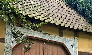 Dieses Backhaus - gestrichen in gelber Leinölfarbe - gehört zu einem historischen Hof bei Bünde. - Verena Freiberg