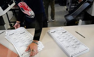 Ein Wahlhelfer wertet die Stimmzettel im Clark County Election Department in Nevada aus. - Gregory Bull/AP/dpa