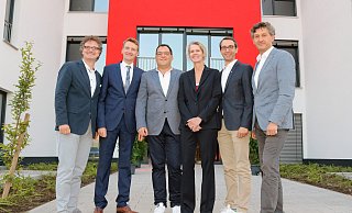 Feierten die Einweihung des neuen Gebäudes (v. l.): Prof. Dr. Rüdiger Kabst, Stephan Winter, Thomas Gerlach, Anja Behrmann (Mitgesellschafterin), Jürgen Wegener (Johannes Wegener Bauunternehmen) und Frank Wolters. - Heiko Appelbaum