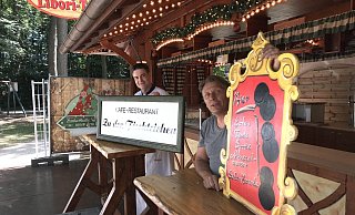Dirk Tschischke (l.) und Hans-Otto Bröckling eröffnen ab Freitag einen temporären Biergarten an den Paderborner Fischteichen. - Marc Schröder