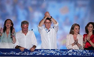 PP-Spitzenkandiat Alberto Núñez Feijóo wendet sich nach den Parlamentswahlen an seine Anhänger vor der Parteizentrale in Madrid. - Manu Fernandez/AP