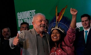 Sonia Guajajara an der Seite von Brasiliens Staatschef Luiz Inacio Lula da Silva. - Eraldo Peres/AP/dpa
