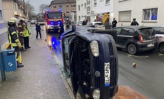 Polizeibeamte nehmen die Unfallspuren auf. Ein VW Golf ist auf die Seite gekippt, nachdem er mit einem entgegenkommenden Skoda zusammengeprallt war. - Jens Reichenbach