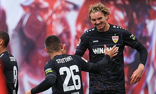 Stuttgarts Spieler Nick Woltemade (r) und Deniz Undav jubeln nach dem 2:2 in Leipzig. - Jan Woitas/dpa