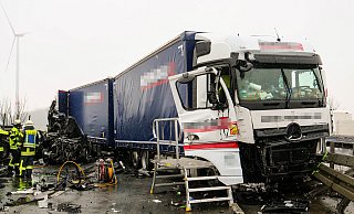 Bei einem schweren Auffahrunfall am Stauende sind auf der A 44 in Höhe Elisenhof drei Menschen getötet worden. - Ralph Meyer