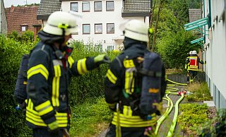 Die Feuerwehr ist mit Atemschutgeräten vor Ort. - Christian Mathiesen