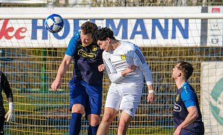Heepens Nick Grieswelle (l.) und Wellensieks Ayyoub El Koudadi im Kopfballduell. - Andreas Zobe