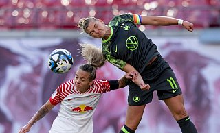 Wolfsburgs Alexandra Popp (r) und Leipzigs Jenny Hipp kämpfen um den Ball. - Hendrik Schmidt/dpa/Archivbild