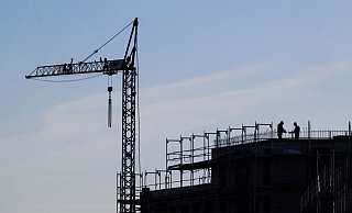 Die Bauzinsen sind in den letzten Monaten enorm gestiegen. - Foto: Julian Stratenschulte/dpa