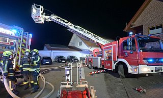 Bei Einsatz der Feuerwehr kam auch eine Drehleiter zum Einsatz. - Ralph Meyer