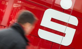 Die Sparkasse Nürnberg kündigt 21.000 Kunden ihren Prämiensparvertrag. In Paderborn besitzen 35.400 Kunden diesen Sparvertrag. - picture alliance