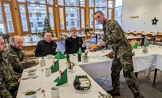 Kommandeur Oberstleutnant Michael Mosig trägt persönlich die Suppe auf. - Burkhard Battran