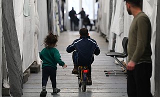Flüchtlinge in einem Zelt einer provisorischen Flüchtlingsunterkunft in Hessen. - Arne Dedert/dpa