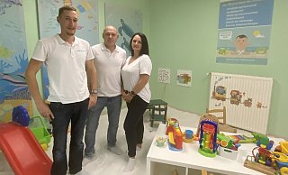 Paul Janzen (v. l.) steht mit Andreas und Irina Lehn im Sole-Raum, der mit reichlich Spielzeug ausgestattet ist. Die Luft ist bereits etwas solehaltig vernebelt. - Nicole Sielermann