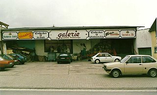 So sah es vor der Galerie 1987 aus. An den Autos erkennt man das Jahr bestens. - Manfred Berens