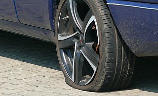 Bei vier Autos in der Wielandstraße wurden die Vorderreifen zerstochen. - Pixabay