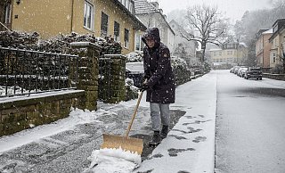 Andrea Prüfer beim Schnee räumen an der Spiegelstraße. An vielen Straßen in der Stadt müssen die Bürger aber nicht nur den Gehweg freischaufeln. - Jörg Dieckmann Andrea Prüfer beim Schnee räumen an der Spiegelstraße. An vielen Straßen in der Stadt müssen die Bürger aber nicht nur den Gehweg freischaufeln. - Jörg Dieckmann